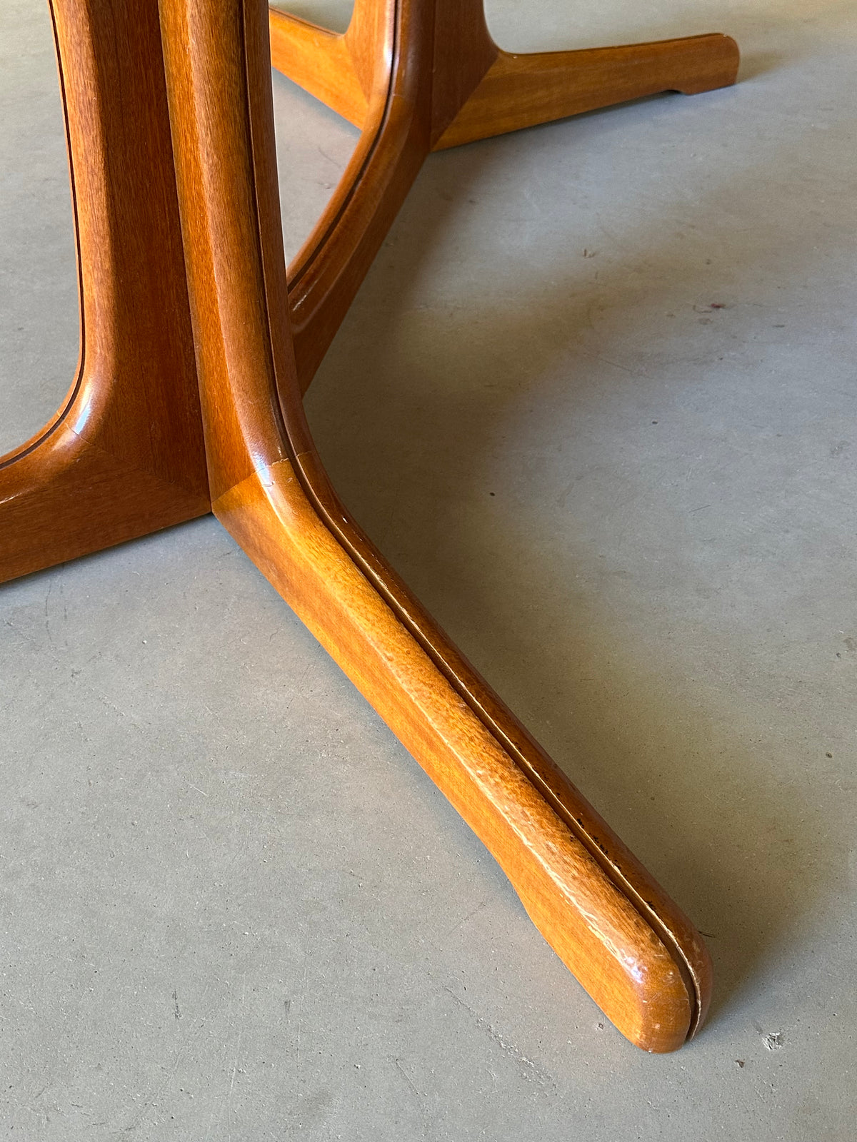 GRANDE TABLE OVALE EXTENSIBLE EN TECK — ANNÉES 60/70