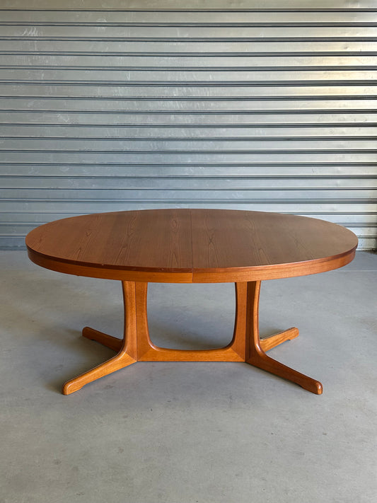 GRANDE TABLE OVALE EXTENSIBLE EN TECK — ANNÉES 60/70