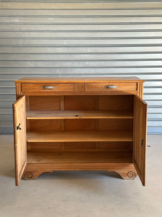 Buffet ancien en bois blond