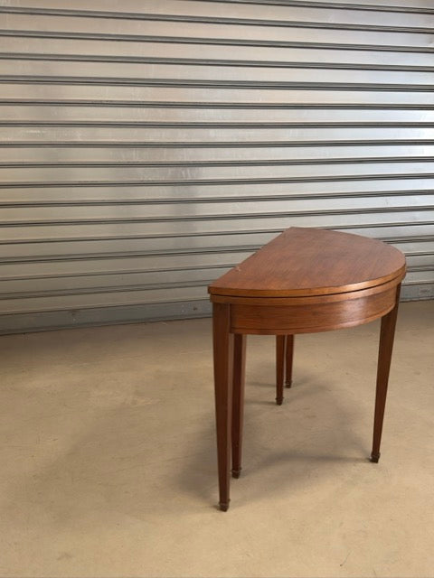 La table ronde à abattants