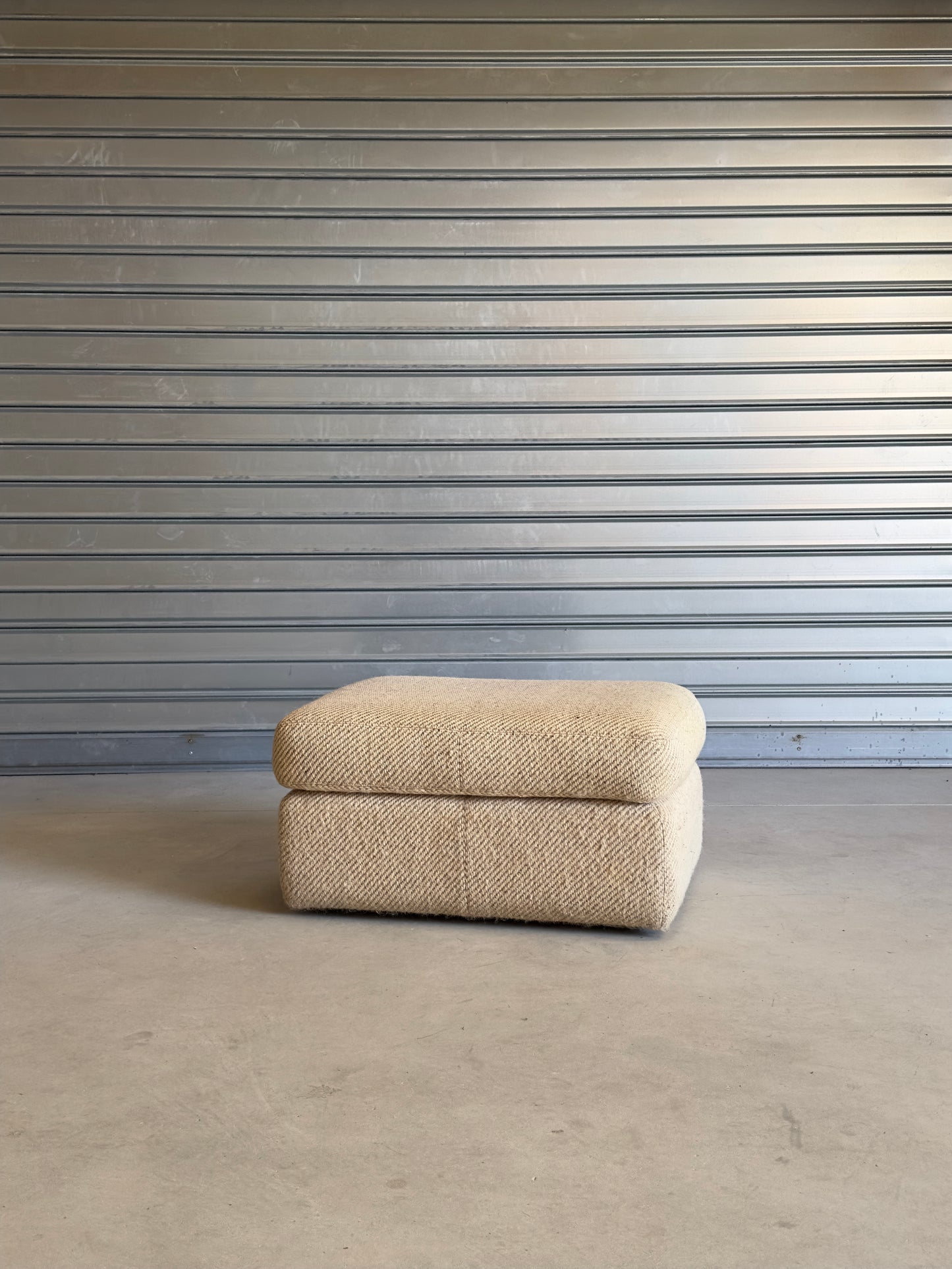 Pouf / Ottoman - Grand pouf en tissu beige texturé