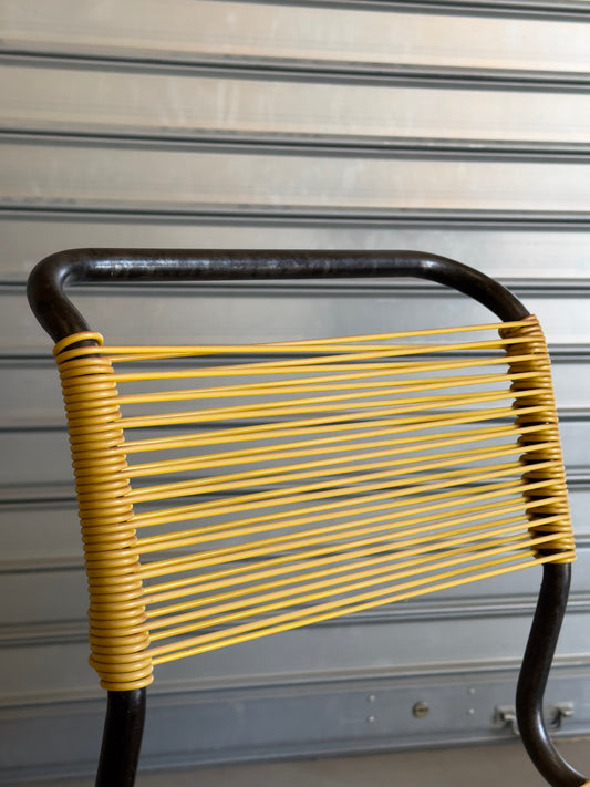 Chaise scoubidou jaune — années 60