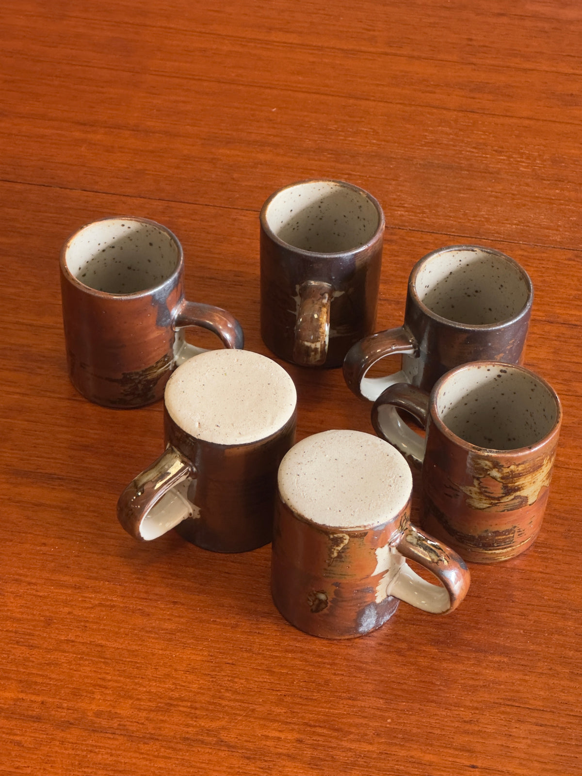 Lot de 6 tasses en grès aux émaux bruns
