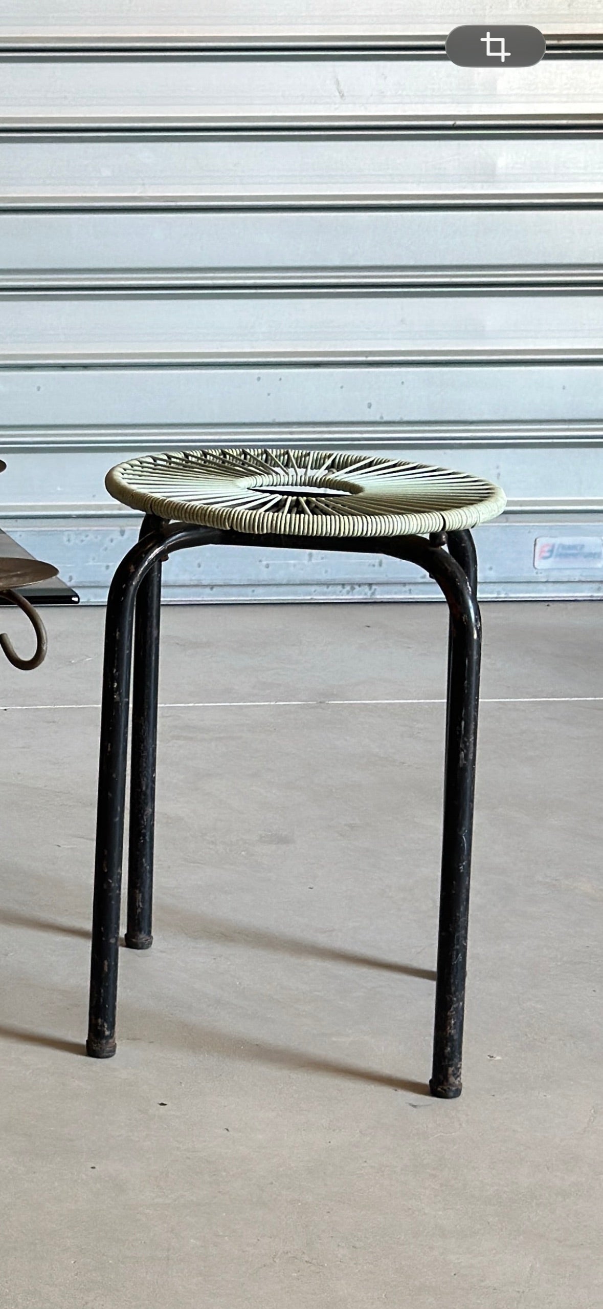 Tabouret vintage — métal & fil tressé bleu ciel