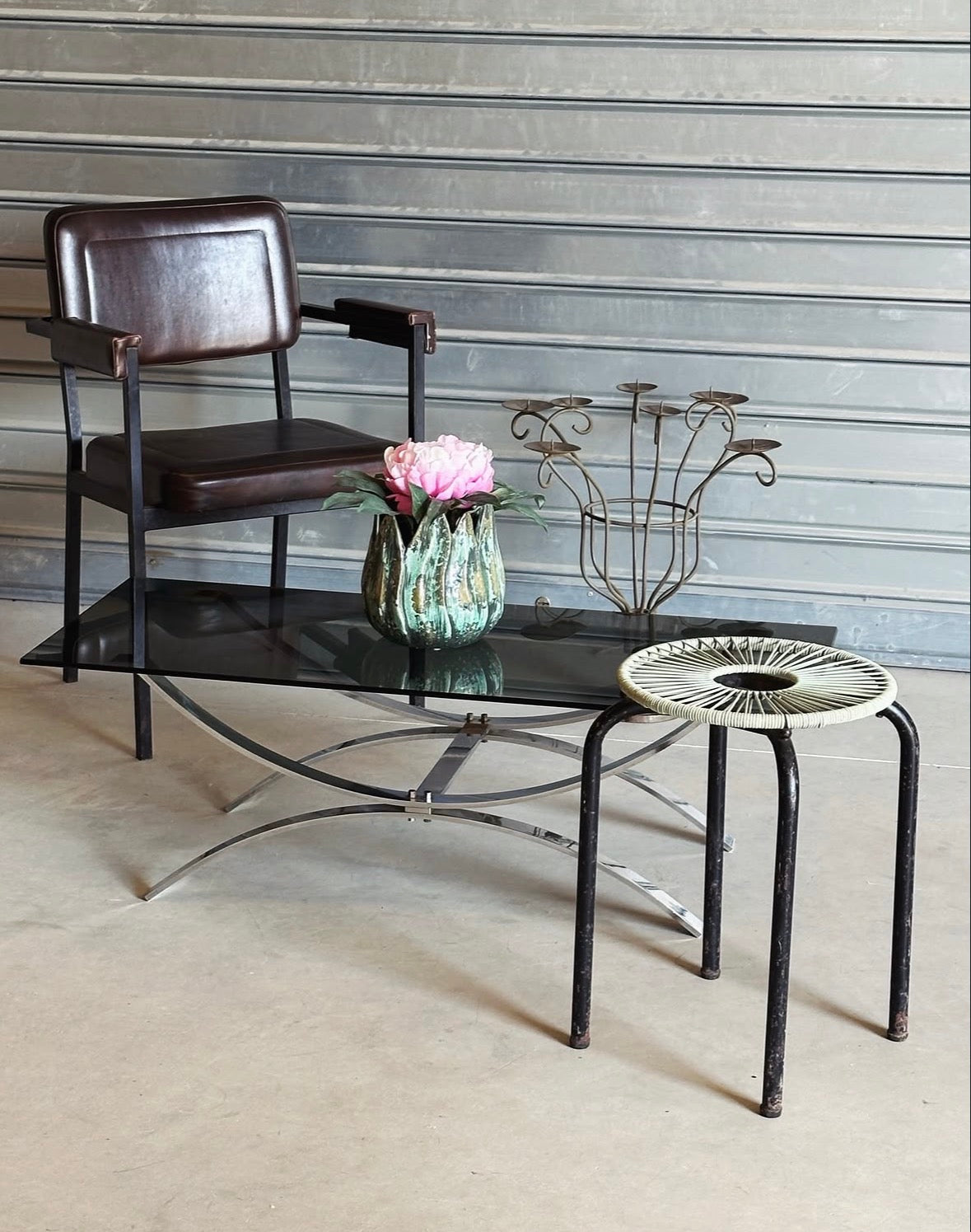 Table basse vintage — verre fumé & chrome