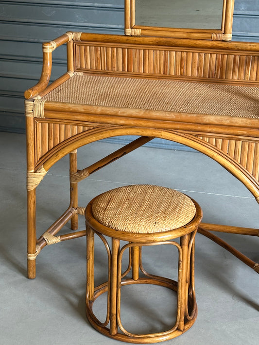 Coiffeuse vintage en rotin et ses accessoires