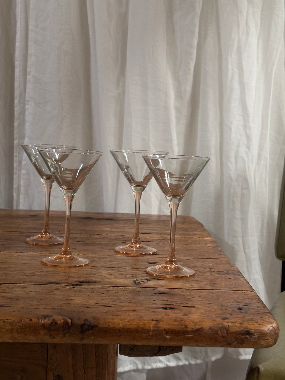 Lot de 4 verres à cocktail à pieds teintés