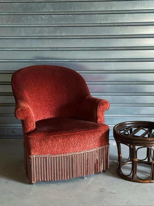 Le fauteuil crapaud rouge - bordeaux à franges