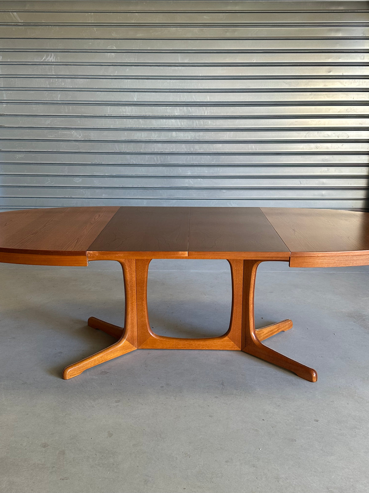 GRANDE TABLE OVALE EXTENSIBLE EN TECK — ANNÉES 60/70