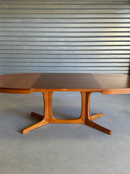 GRANDE TABLE OVALE EXTENSIBLE EN TECK — ANNÉES 60/70