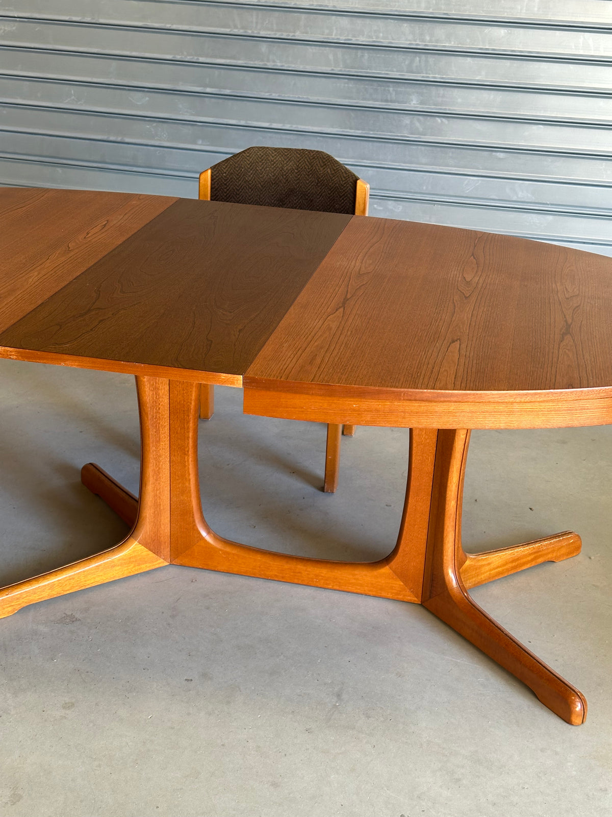 GRANDE TABLE OVALE EXTENSIBLE EN TECK — ANNÉES 60/70