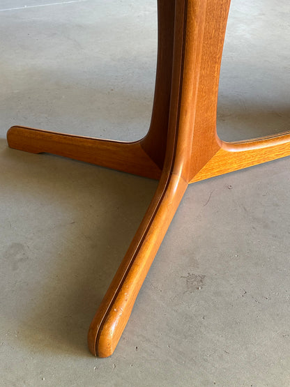 GRANDE TABLE OVALE EXTENSIBLE EN TECK — ANNÉES 60/70