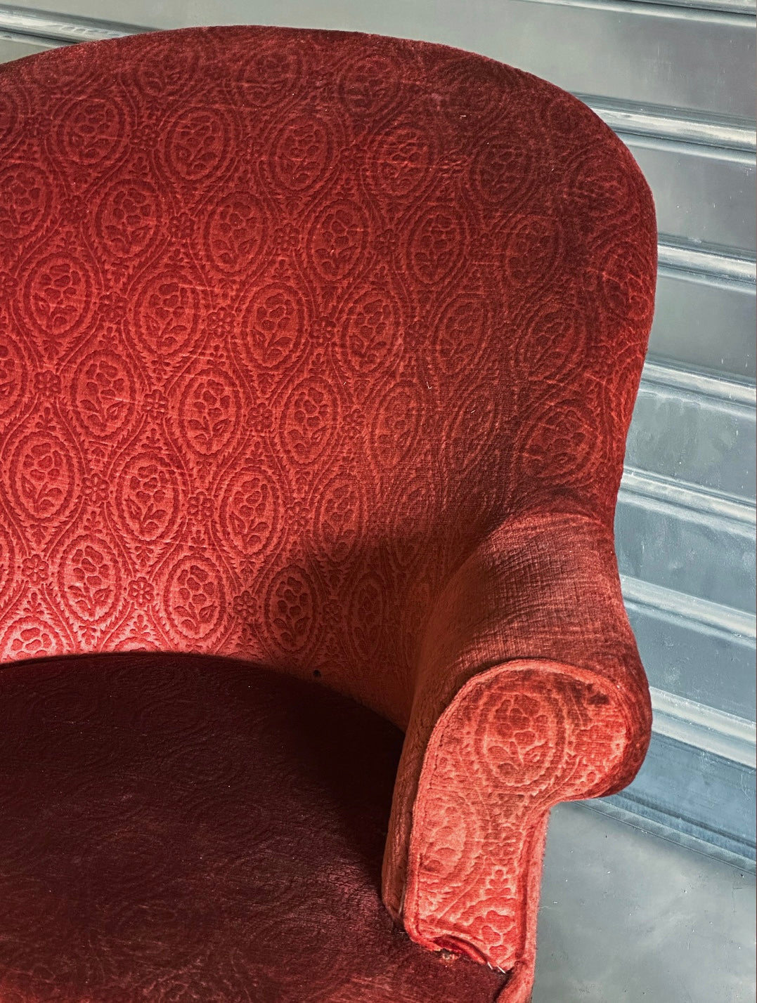 Le fauteuil crapaud rouge - bordeaux à franges