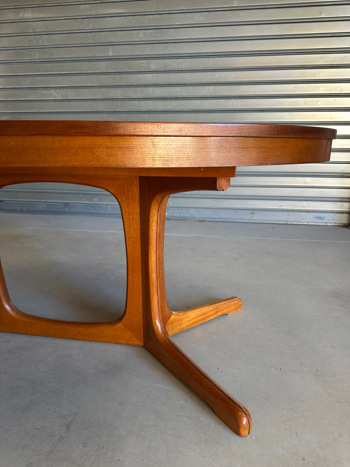 GRANDE TABLE OVALE EXTENSIBLE EN TECK — ANNÉES 60/70