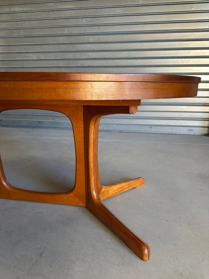 GRANDE TABLE OVALE EXTENSIBLE EN TECK — ANNÉES 60/70