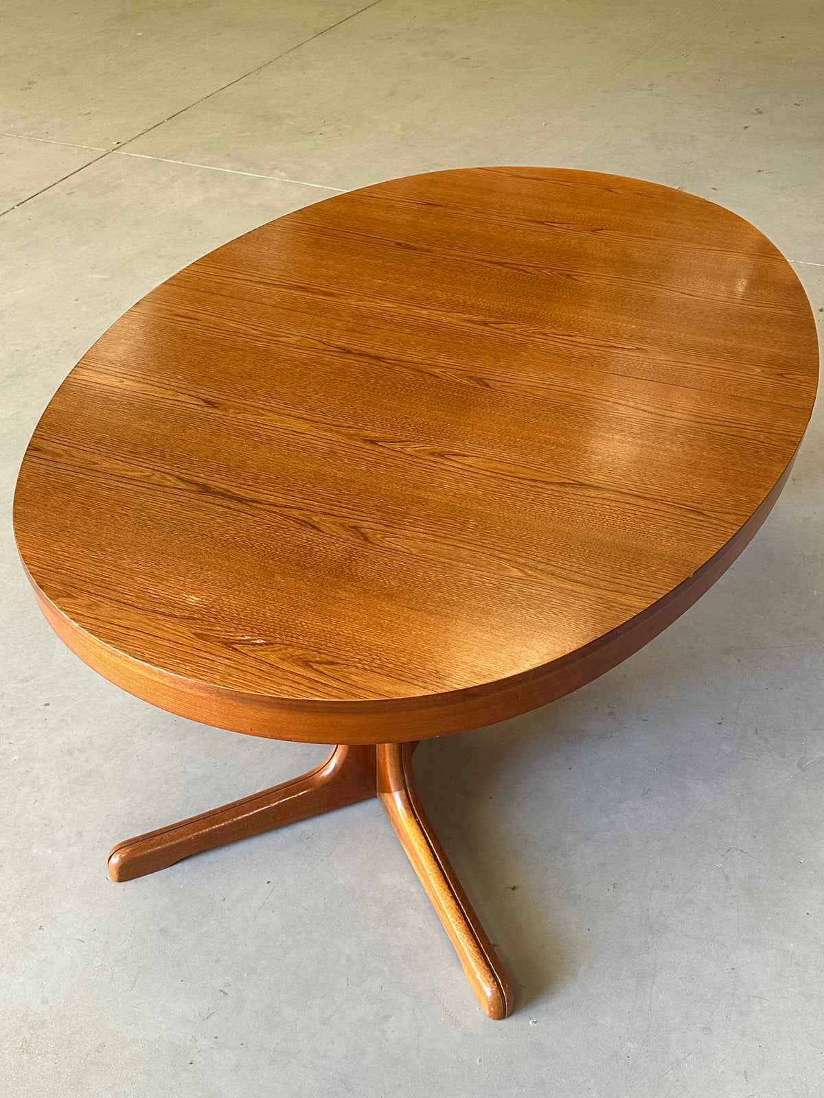 GRANDE TABLE OVALE EXTENSIBLE EN TECK — ANNÉES 60/70