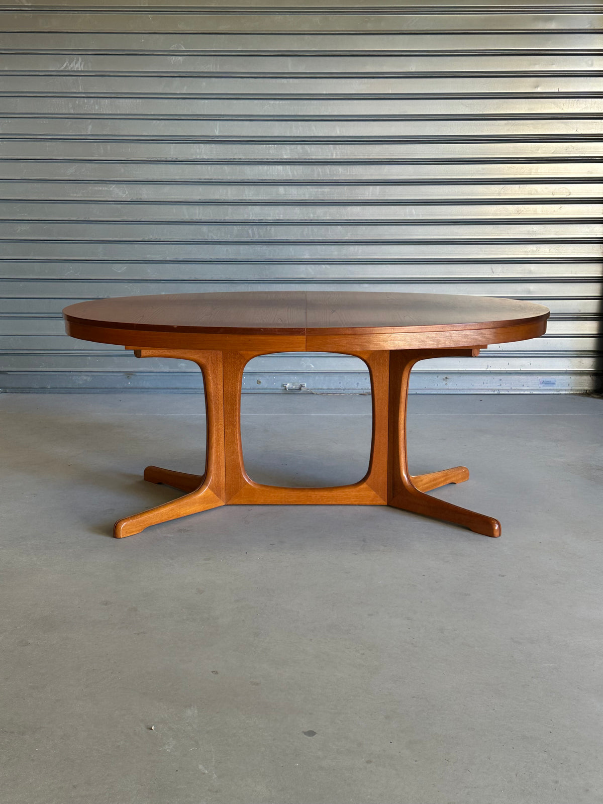 GRANDE TABLE OVALE EXTENSIBLE EN TECK — ANNÉES 60/70