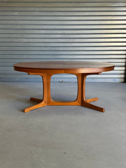 GRANDE TABLE OVALE EXTENSIBLE EN TECK — ANNÉES 60/70