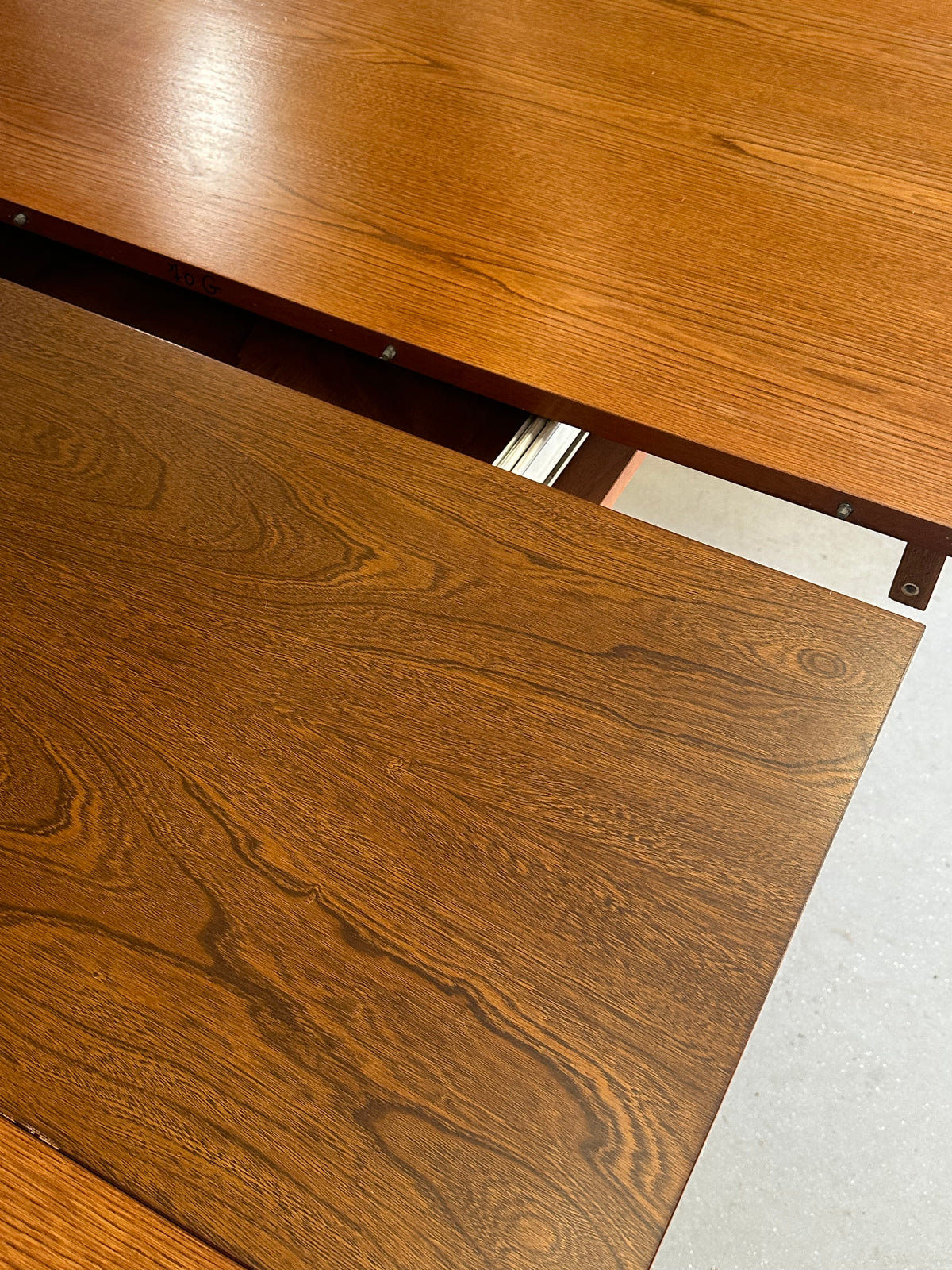 GRANDE TABLE OVALE EXTENSIBLE EN TECK — ANNÉES 60/70