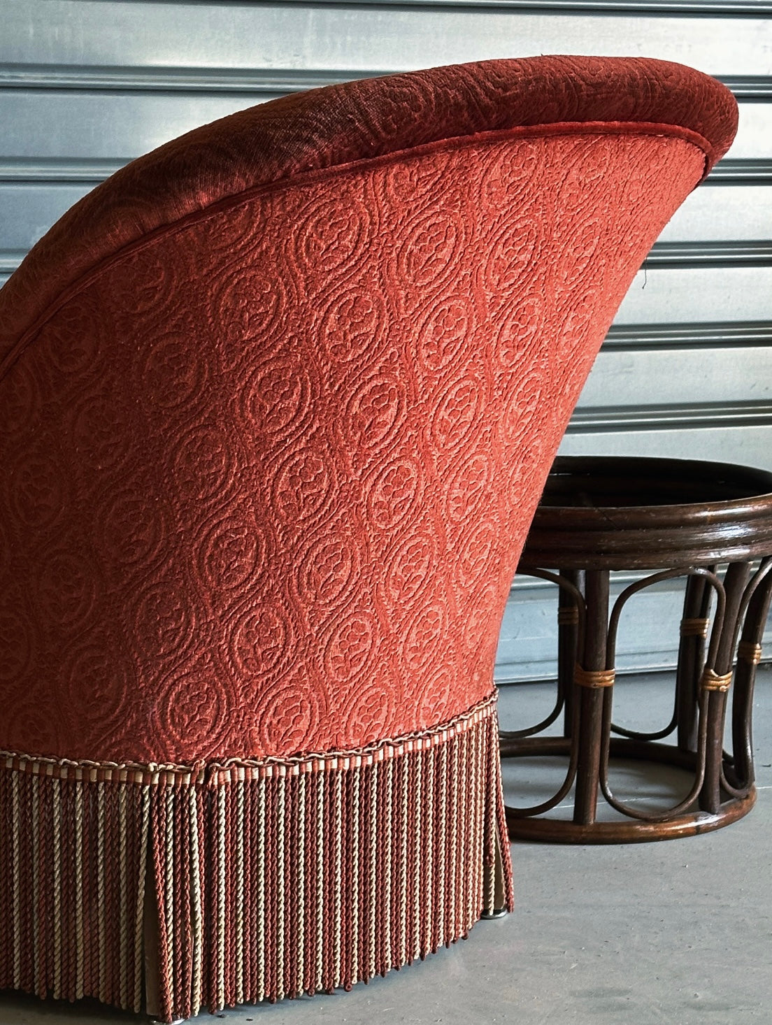 Le fauteuil crapaud rouge - bordeaux à franges