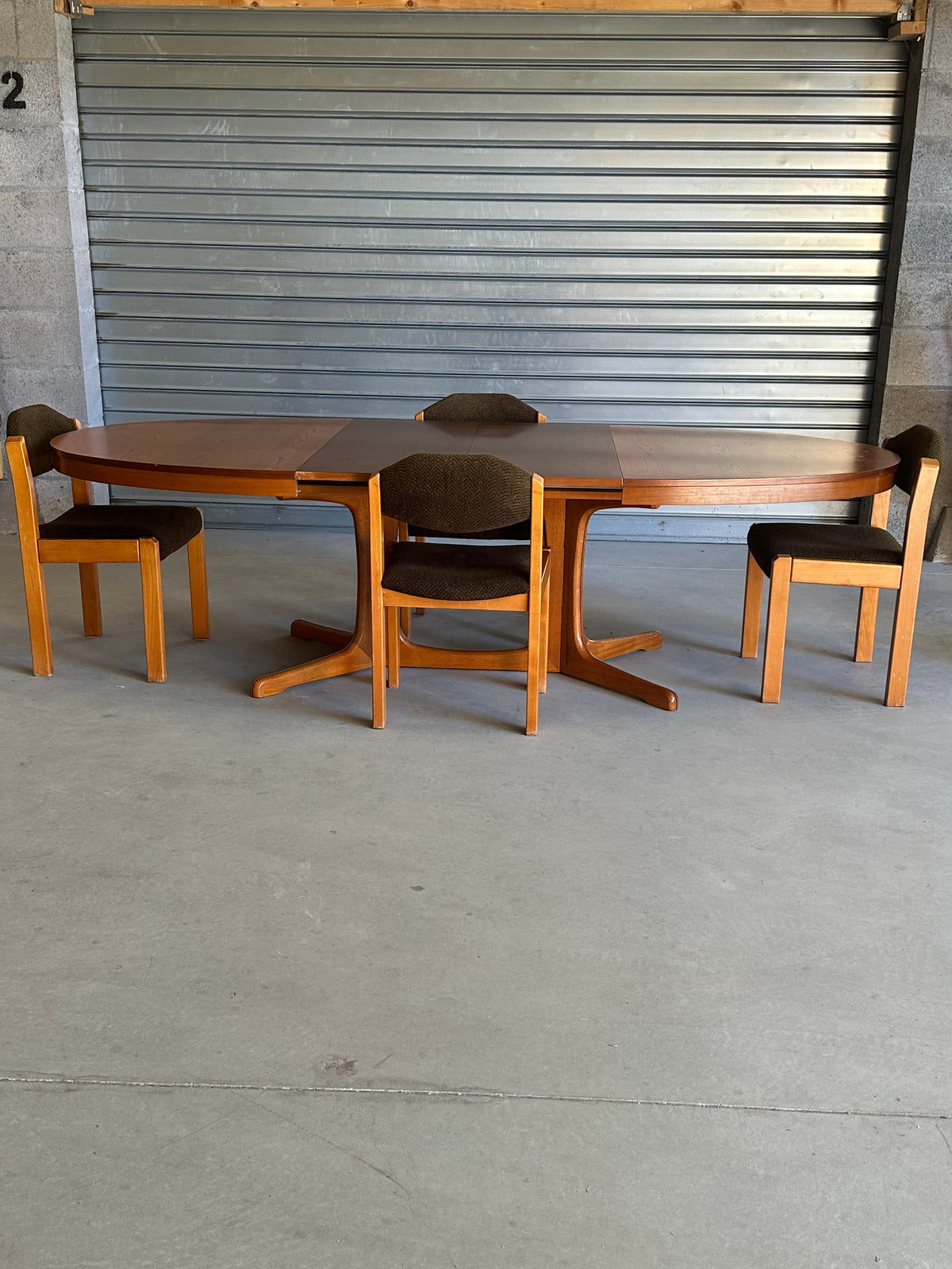 GRANDE TABLE OVALE EXTENSIBLE EN TECK — ANNÉES 60/70