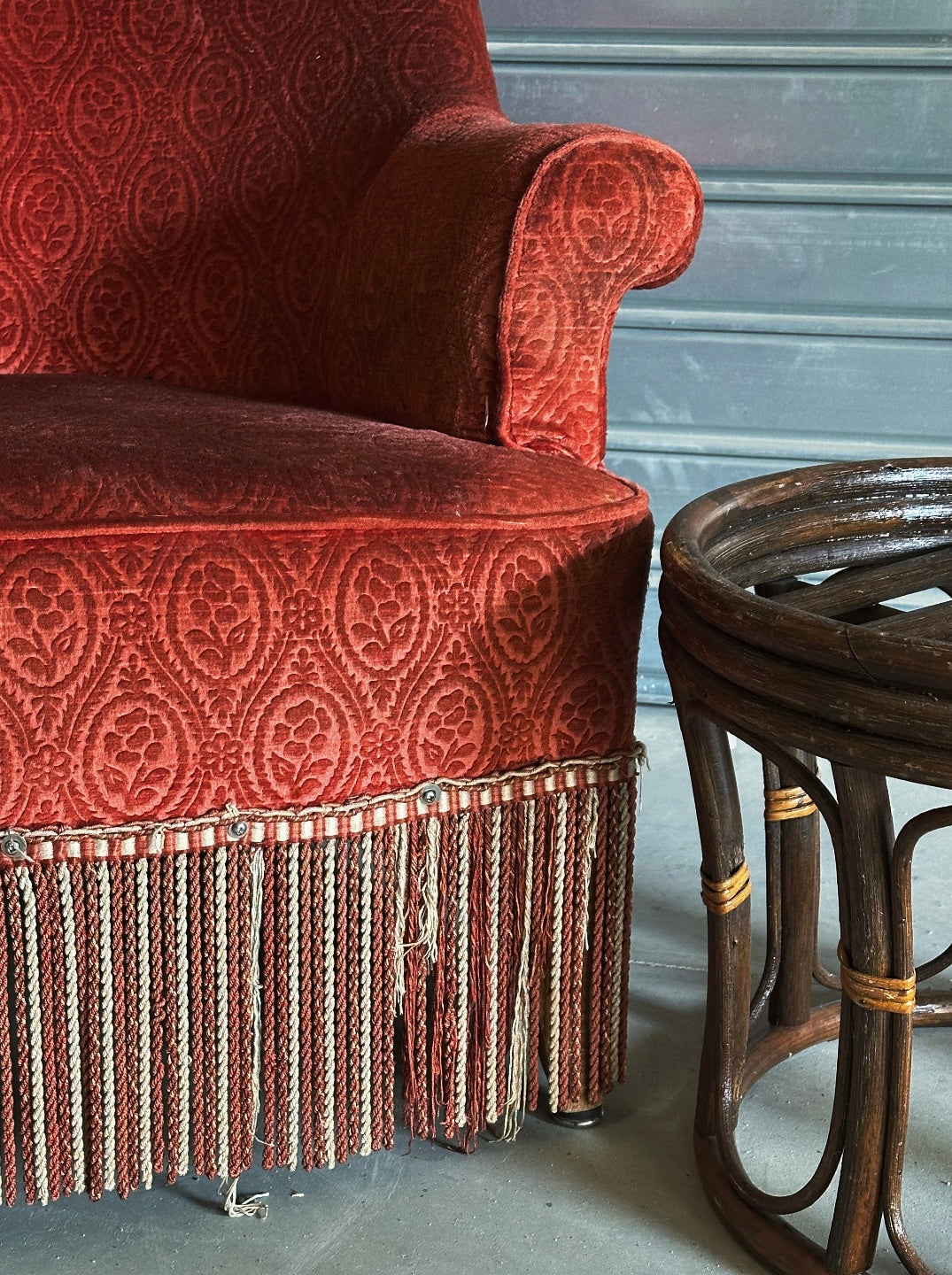 Le fauteuil crapaud rouge - bordeaux à franges