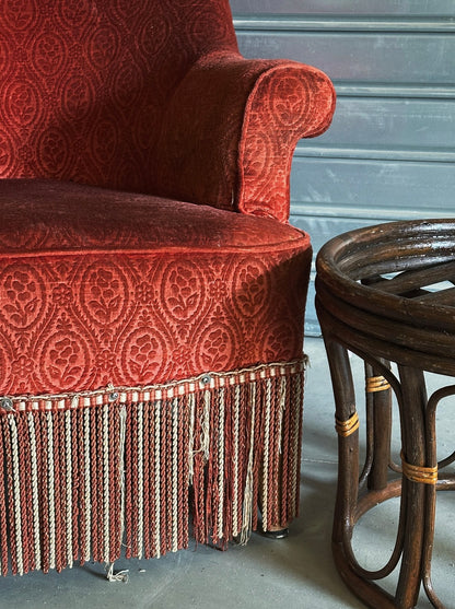 Le fauteuil crapaud rouge - bordeaux à franges