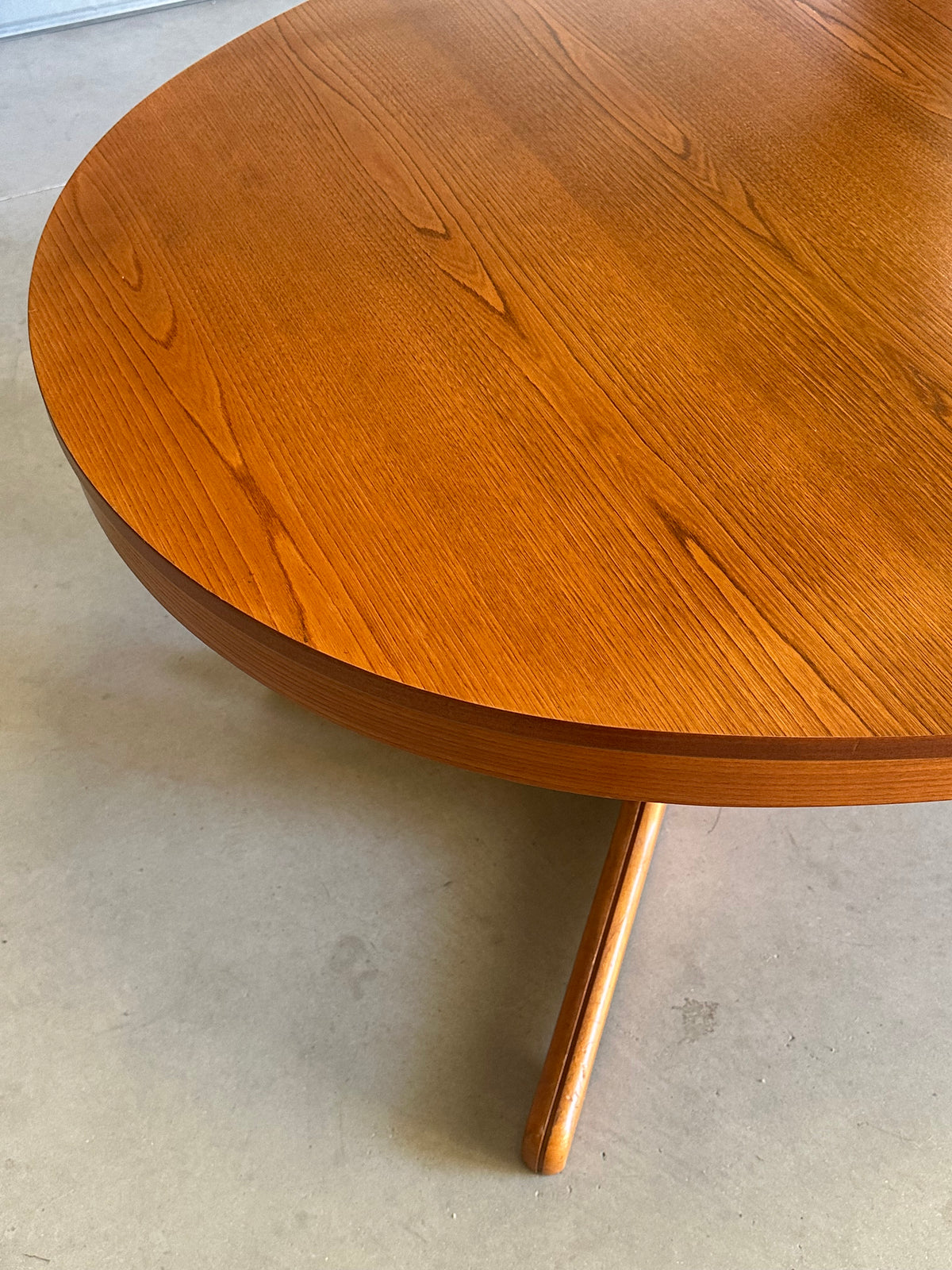 GRANDE TABLE OVALE EXTENSIBLE EN TECK — ANNÉES 60/70