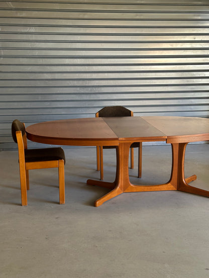 GRANDE TABLE OVALE EXTENSIBLE EN TECK — ANNÉES 60/70