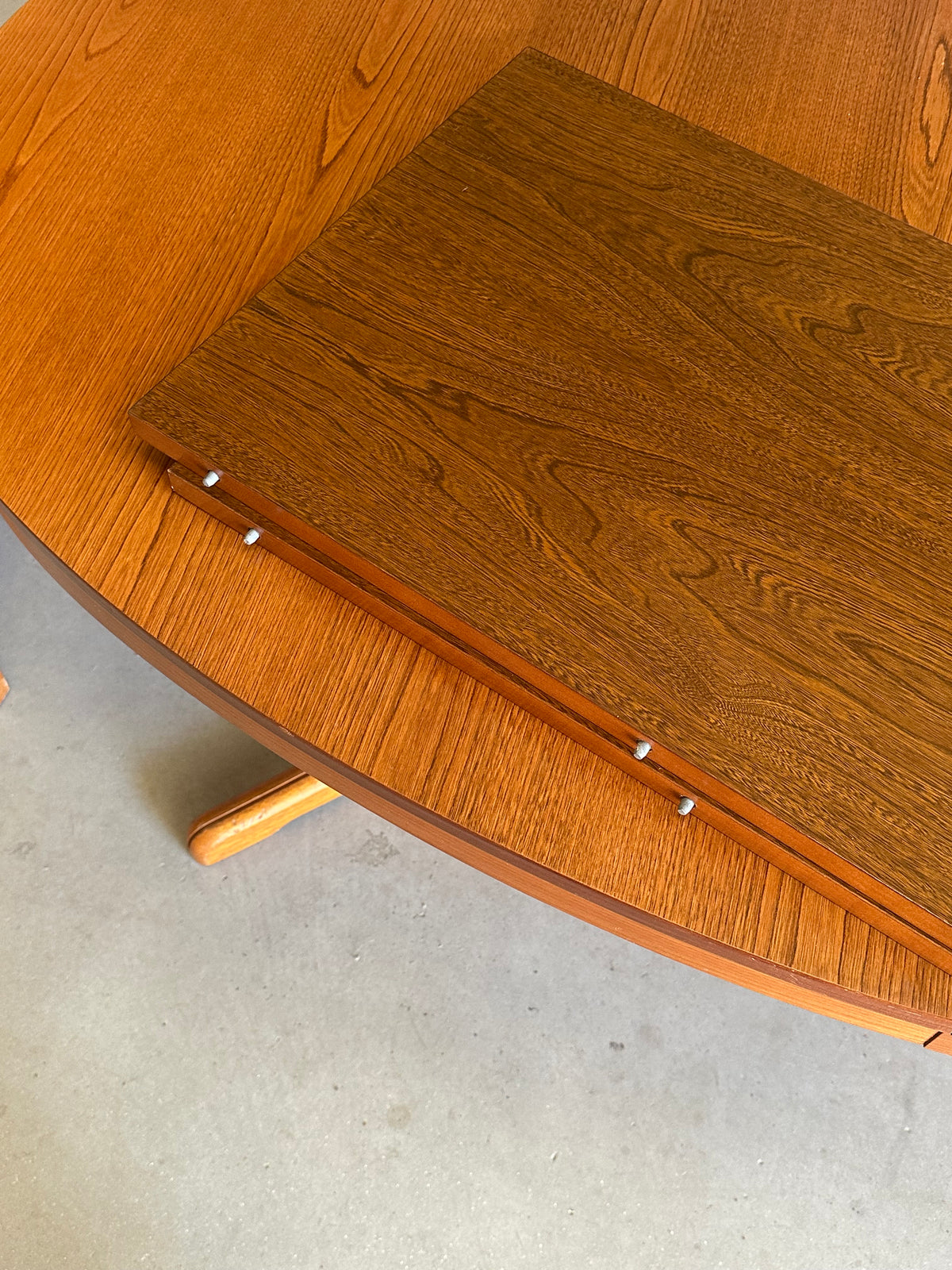 GRANDE TABLE OVALE EXTENSIBLE EN TECK — ANNÉES 60/70