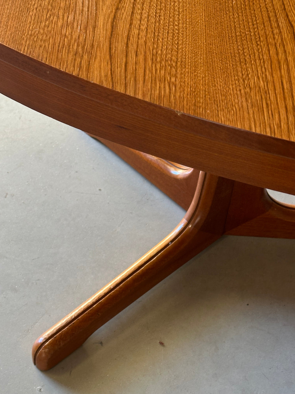 GRANDE TABLE OVALE EXTENSIBLE EN TECK — ANNÉES 60/70
