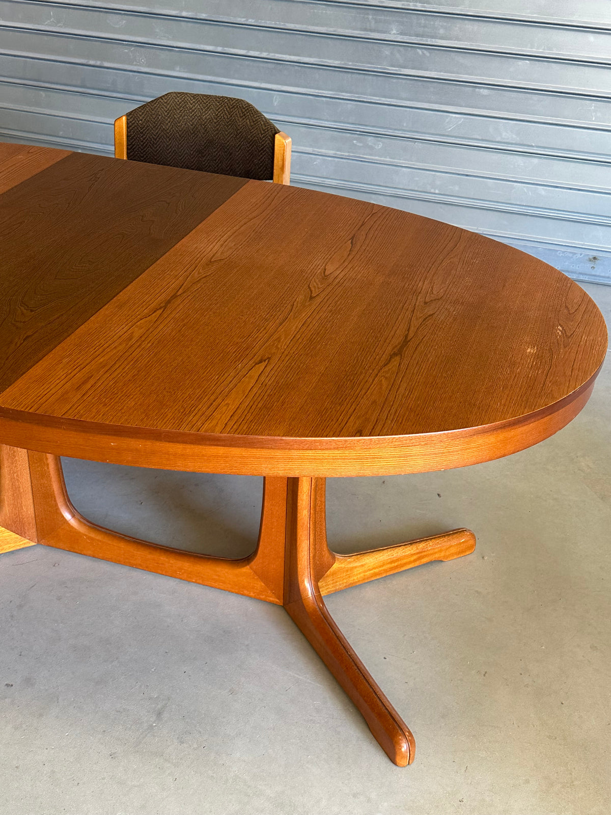 GRANDE TABLE OVALE EXTENSIBLE EN TECK — ANNÉES 60/70