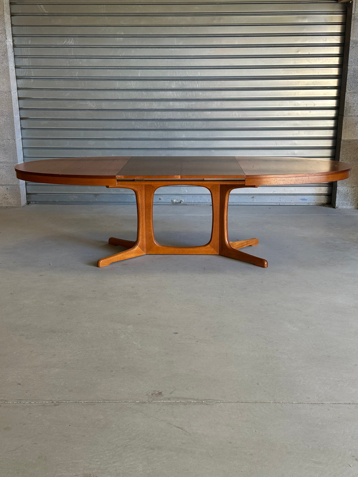 GRANDE TABLE OVALE EXTENSIBLE EN TECK — ANNÉES 60/70