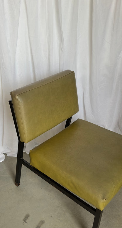 Le fauteuil olive des années 70
