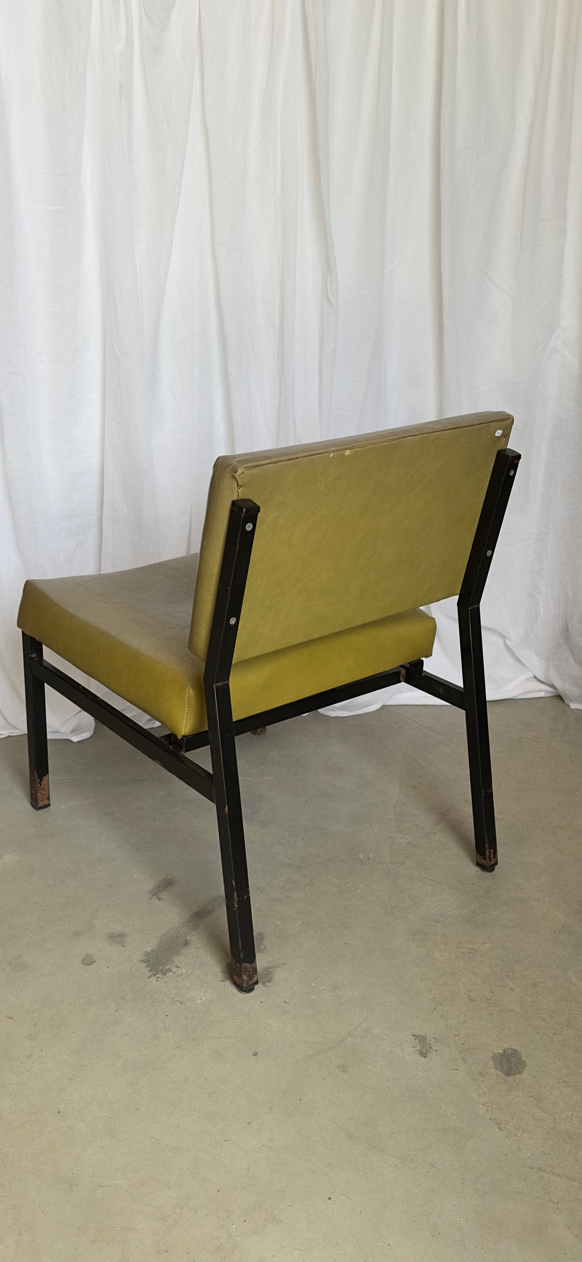 Le fauteuil olive des années 70
