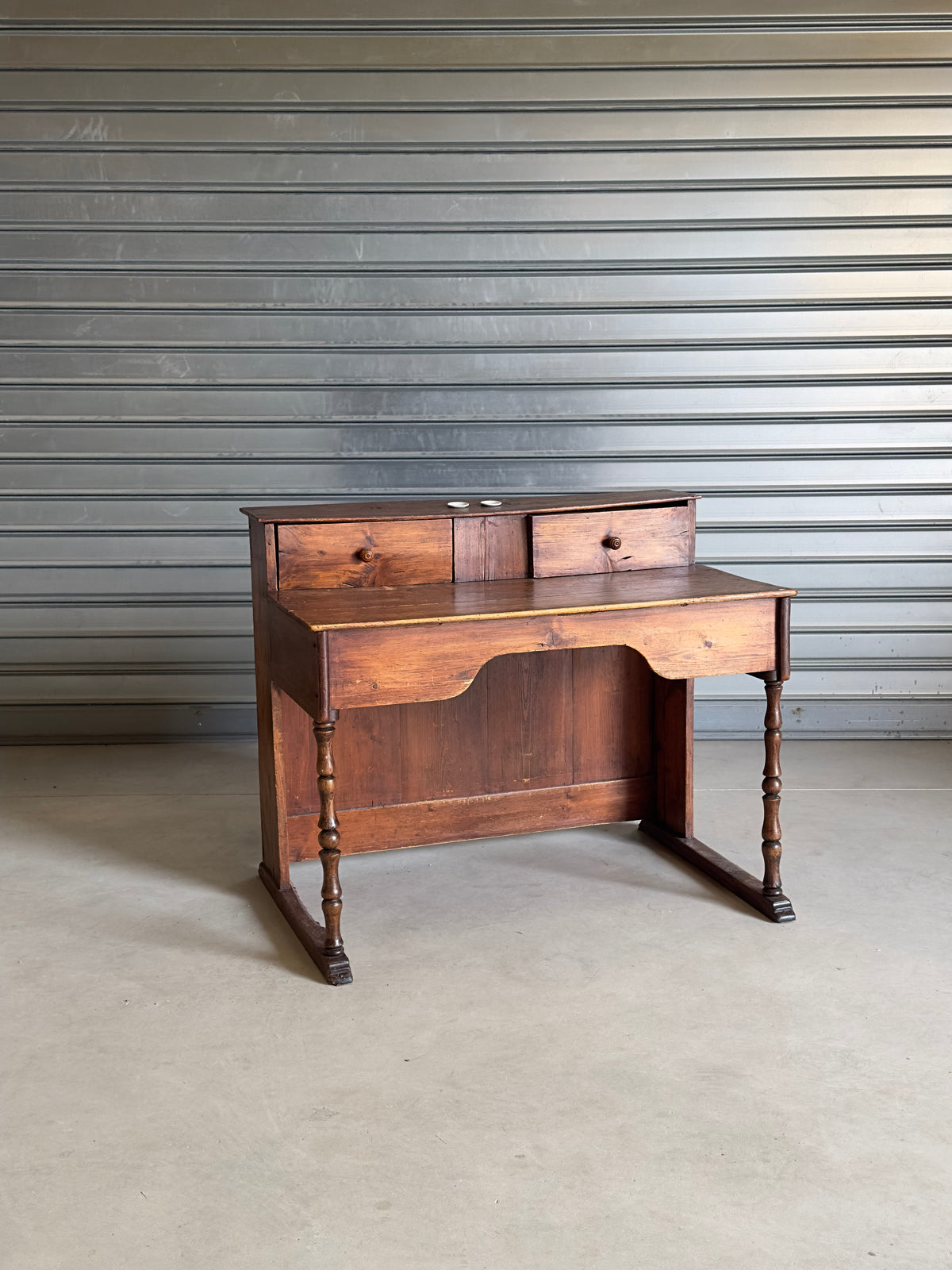 Ancien bureau à gradin de type comptoir, travail artisanal en bois massif du début du XXᵉ siècle.