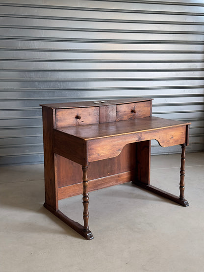 Ancien bureau à gradin de type comptoir, travail artisanal en bois massif du début du XXᵉ siècle.