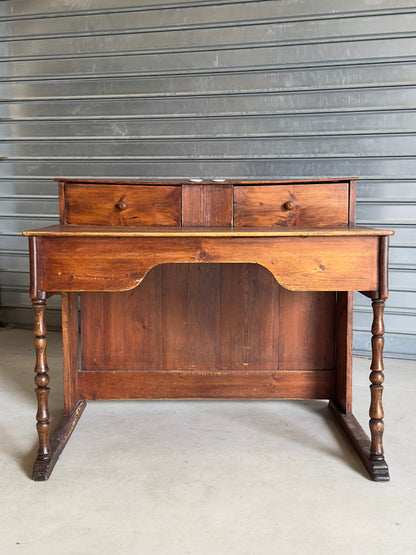 Ancien bureau à gradin de type comptoir, travail artisanal en bois massif du début du XXᵉ siècle.