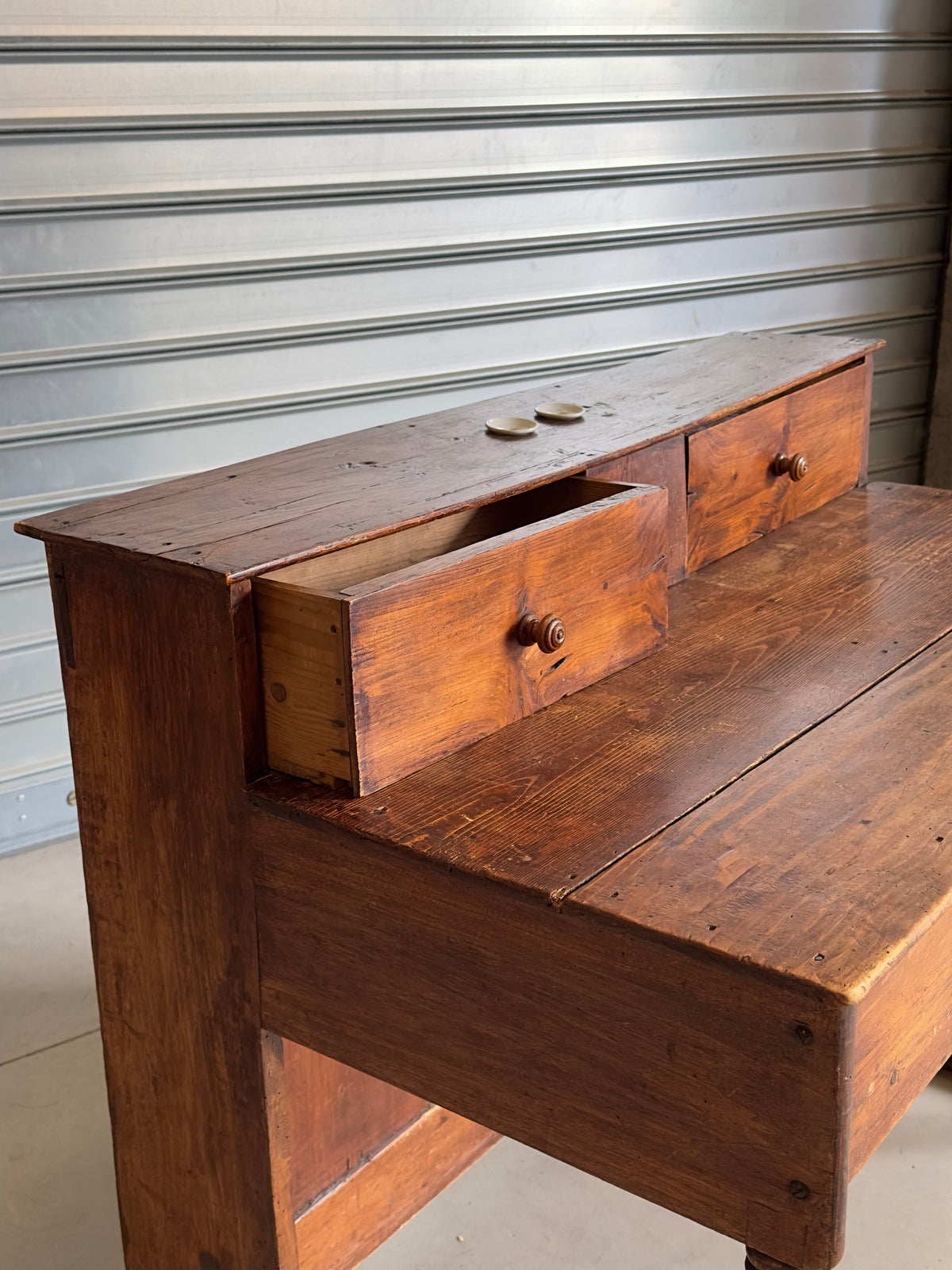 Ancien bureau à gradin de type comptoir, travail artisanal en bois massif du début du XXᵉ siècle.
