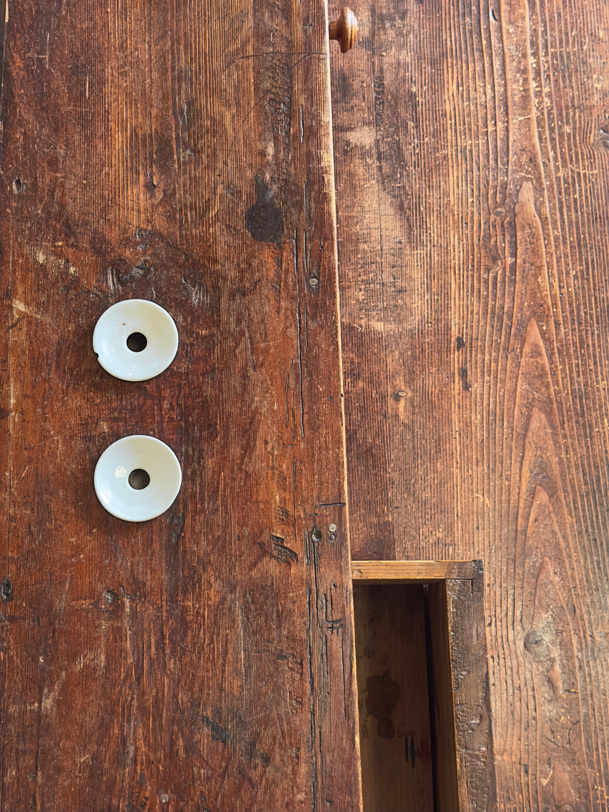 Ancien bureau à gradin de type comptoir, travail artisanal en bois massif du début du XXᵉ siècle.