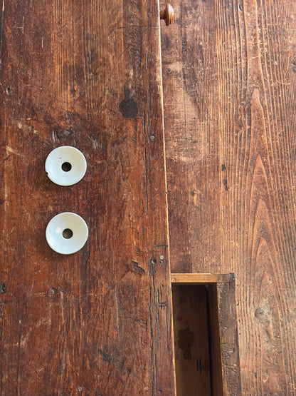 Ancien bureau à gradin de type comptoir, travail artisanal en bois massif du début du XXᵉ siècle.