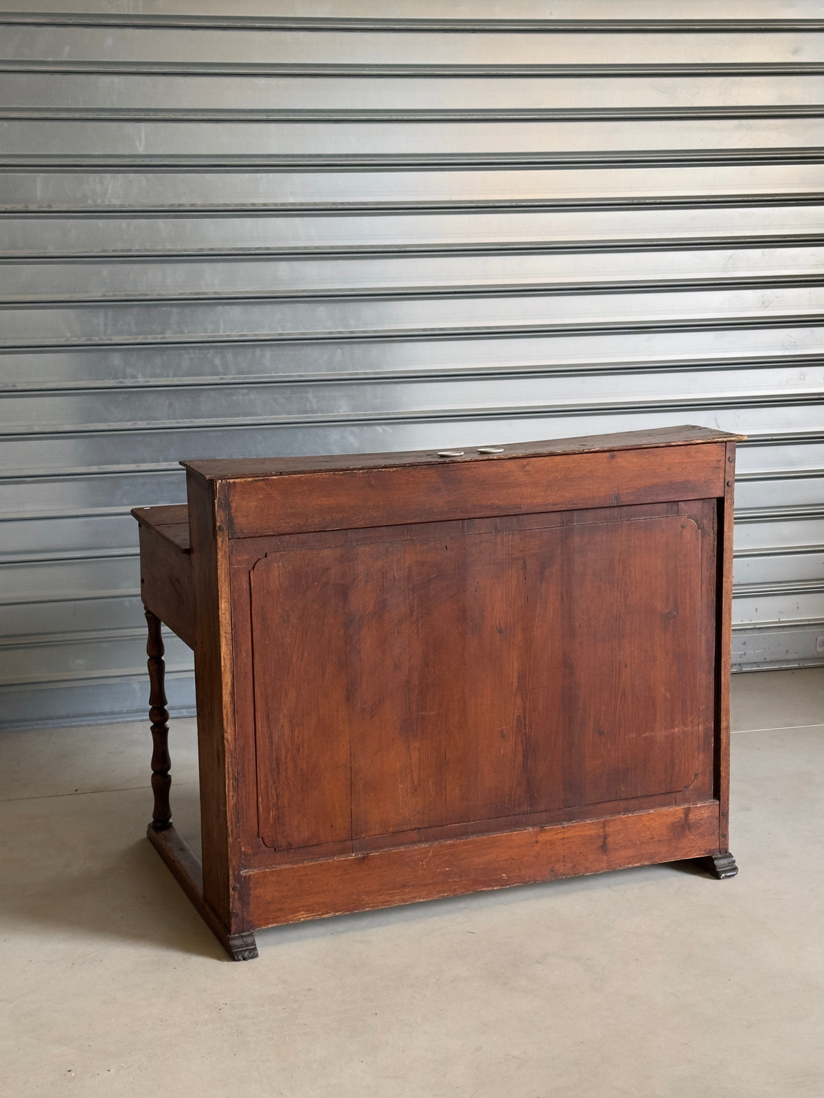 Ancien bureau à gradin de type comptoir, travail artisanal en bois massif du début du XXᵉ siècle.