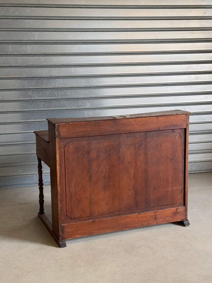 Ancien bureau à gradin de type comptoir, travail artisanal en bois massif du début du XXᵉ siècle.