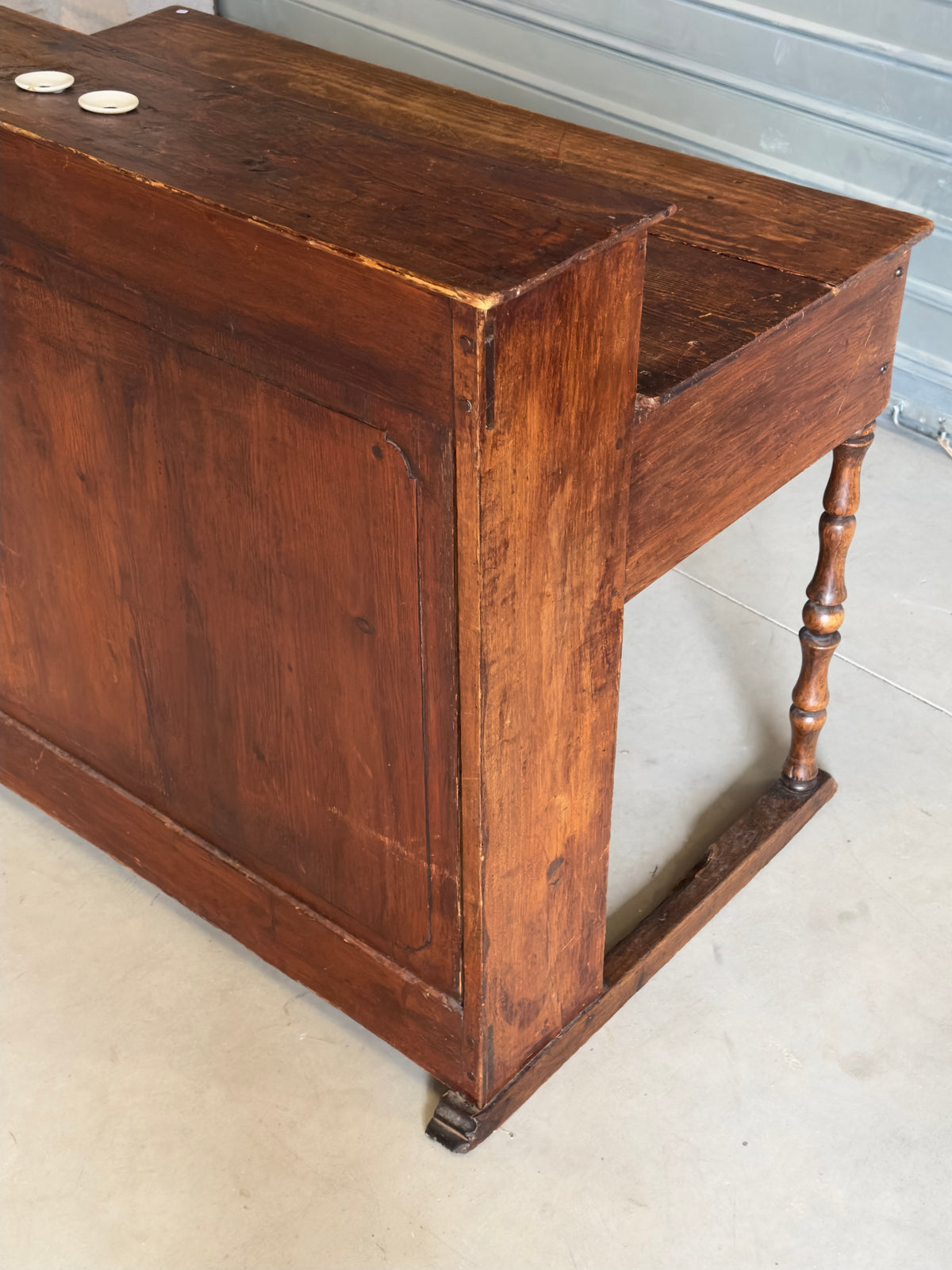 Ancien bureau à gradin de type comptoir, travail artisanal en bois massif du début du XXᵉ siècle.