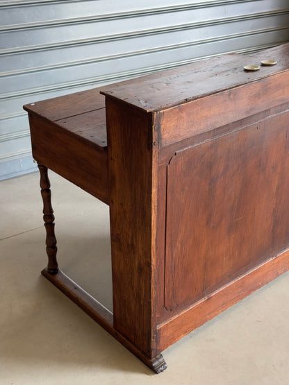 Ancien bureau à gradin de type comptoir, travail artisanal en bois massif du début du XXᵉ siècle.