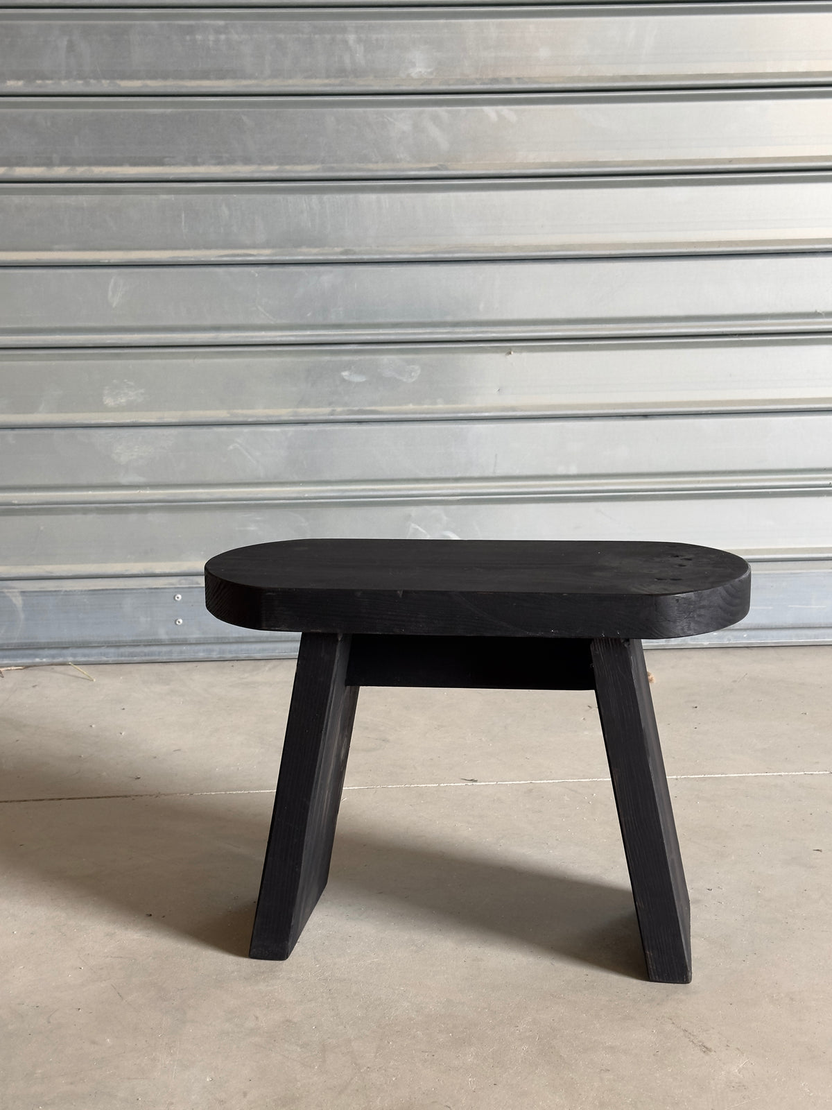 Le petit tabouret noir