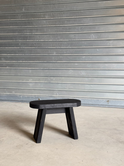 Le petit tabouret noir