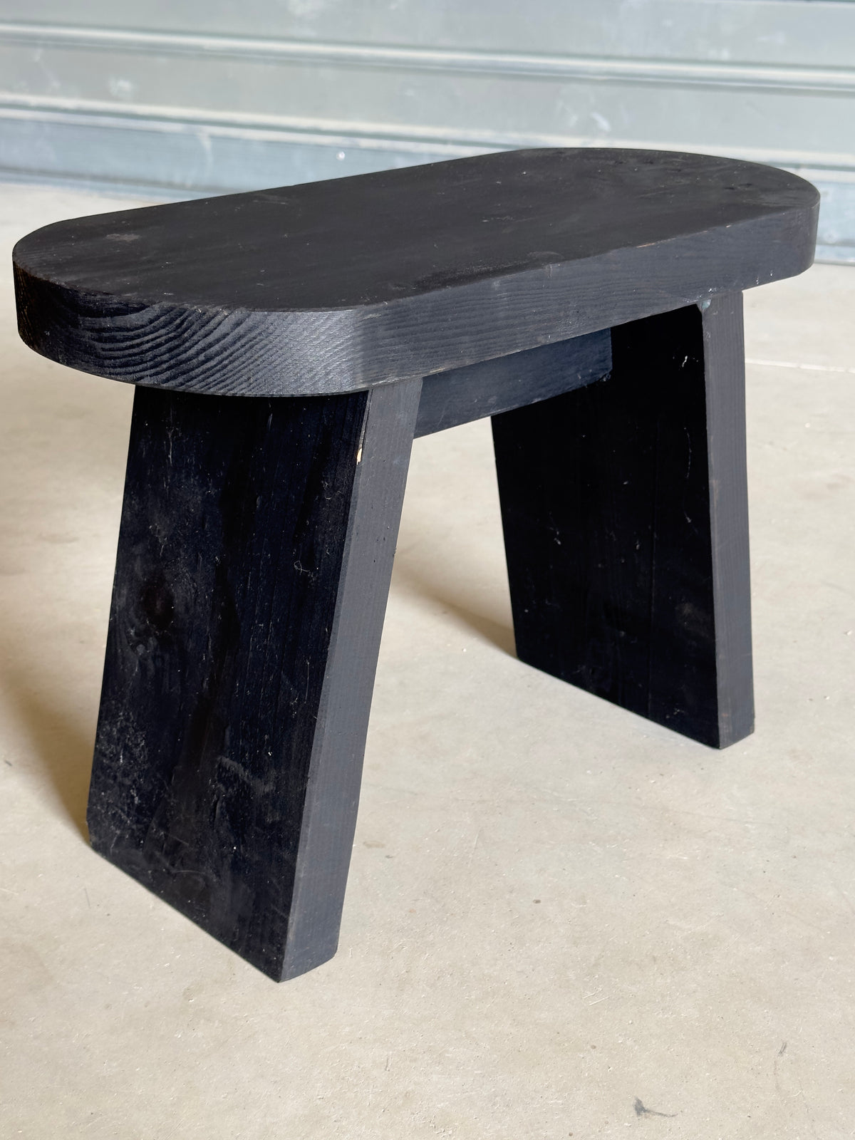 Le petit tabouret noir