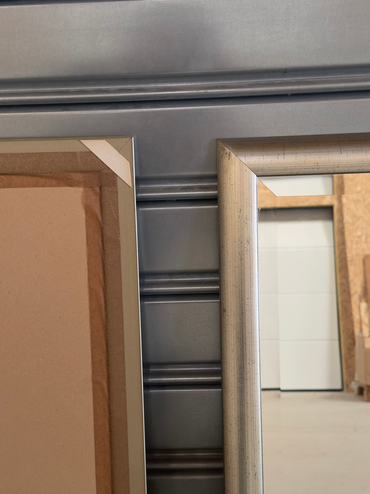 Paire de miroirs biseautés finition or blanc vieilli (prix unitaire)