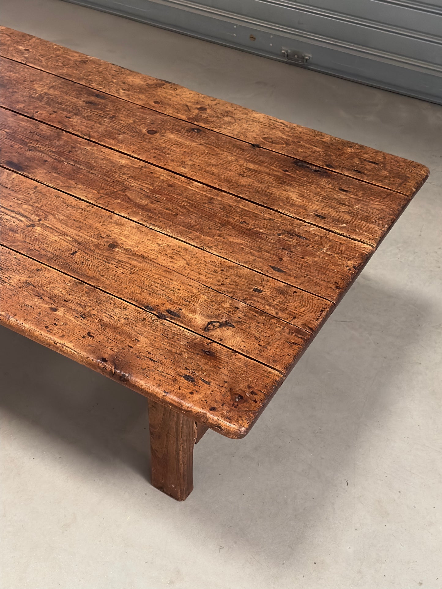 Très ancienne table de ferme en bois massif
